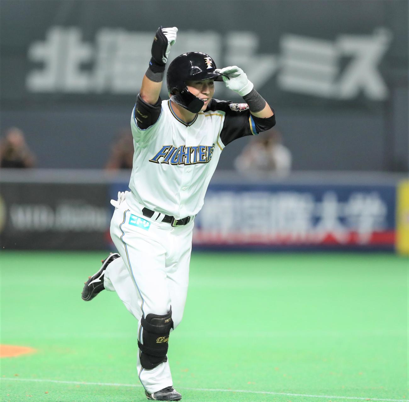 9回裏日本ハム2死二、三塁、サヨナラ打を放ちガッツポーズの上川畑（撮影。黒川智章）