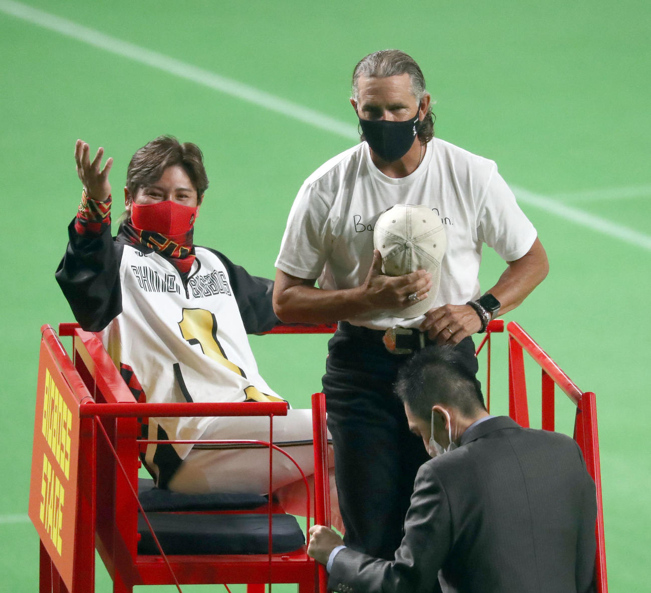 日本ハム対ロッテ　試合前、BIGBOSSステージで言葉を交わす新庄剛督（左後方）と元日本ハム監督のヒルマン氏（撮影・佐藤翔太）