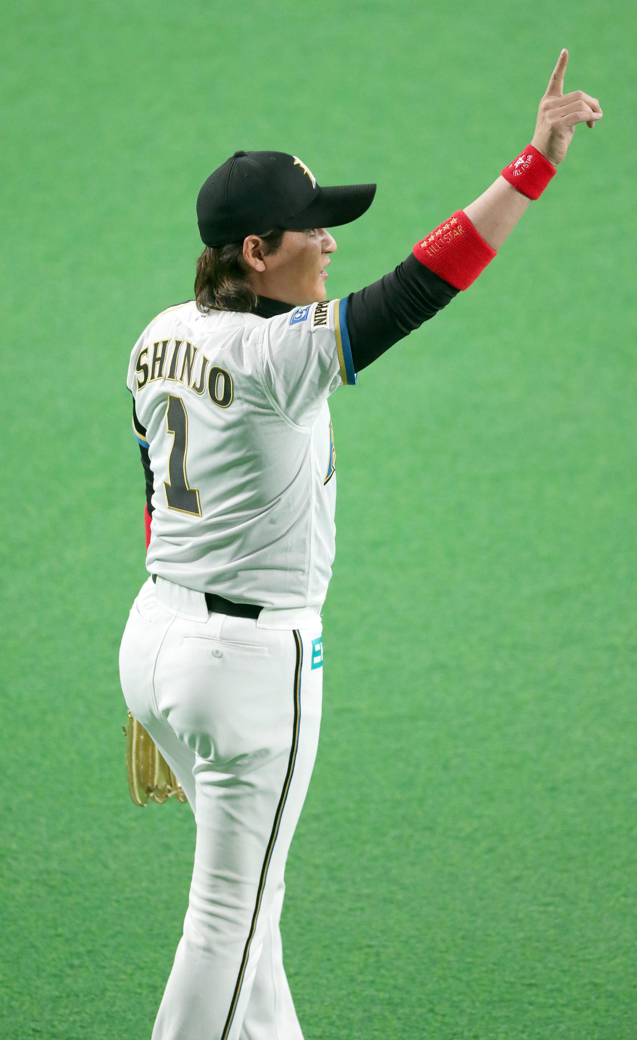 日本ハム対ロッテ　「SHINJO」と書かれた復刻ユニホームで登場する新庄監督（撮影・佐藤翔太）
