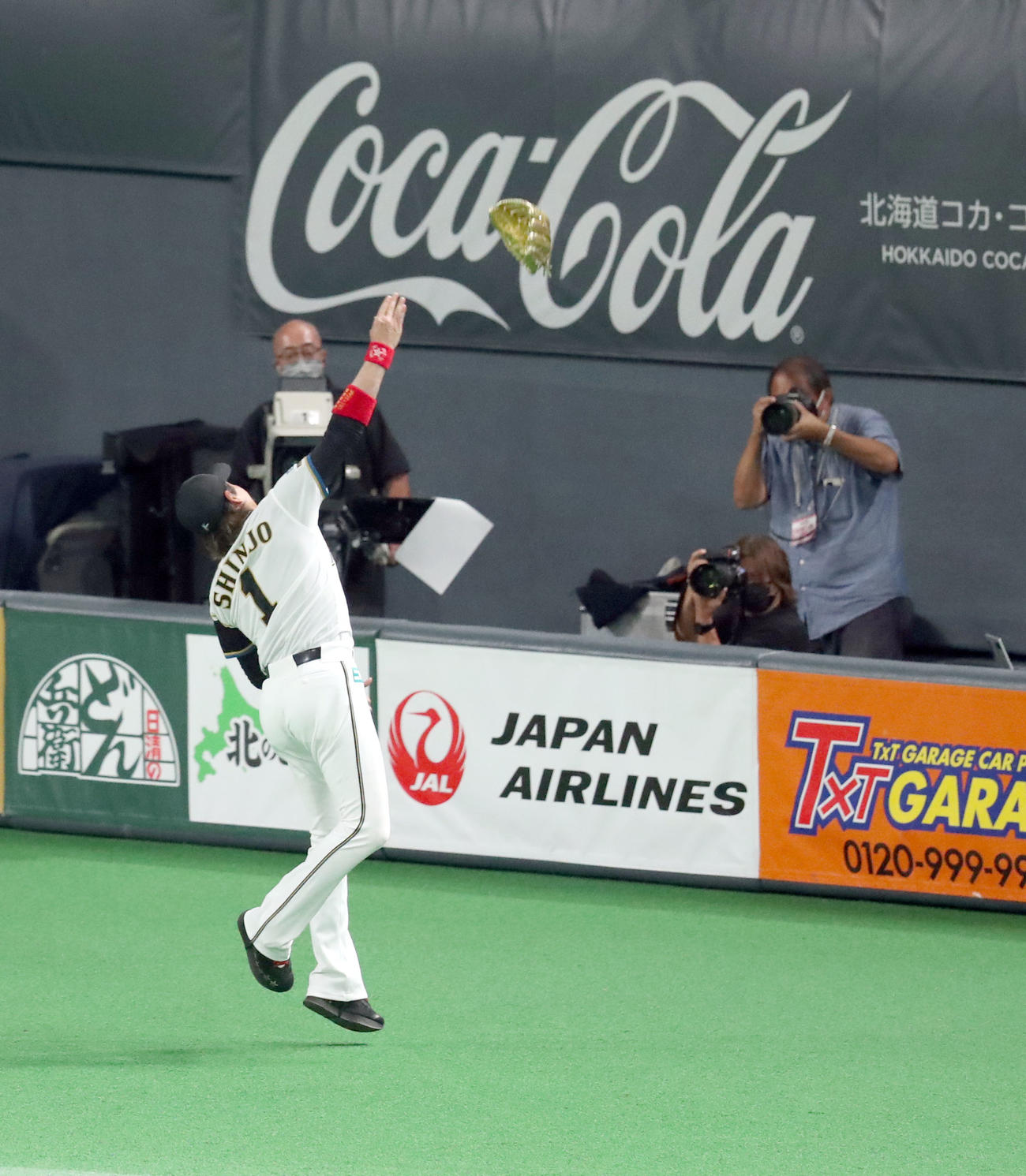 日本ハム対ロッテ　「ファイターズレジェンドメモリアルピッチセレモニー」を終えた新庄監督はゴールデングラブをスタンド応援席に投げ入れる（撮影・佐藤翔太）