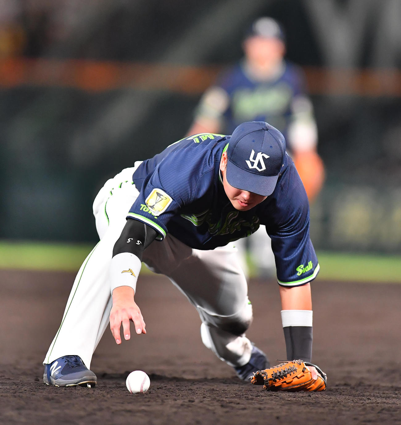 阪神対ヤクルト　3回裏阪神2死、中野の打球を三塁手村上が弾くも冷静に処理しアウトを奪う（撮影・清水貴仁）