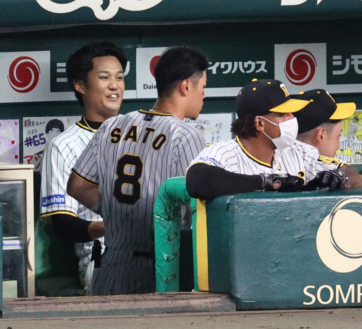 阪神対ヤクルト　阪神藤浪（左）は3回を投げ終えベンチで笑顔を見せる（撮影・上山淳一）
