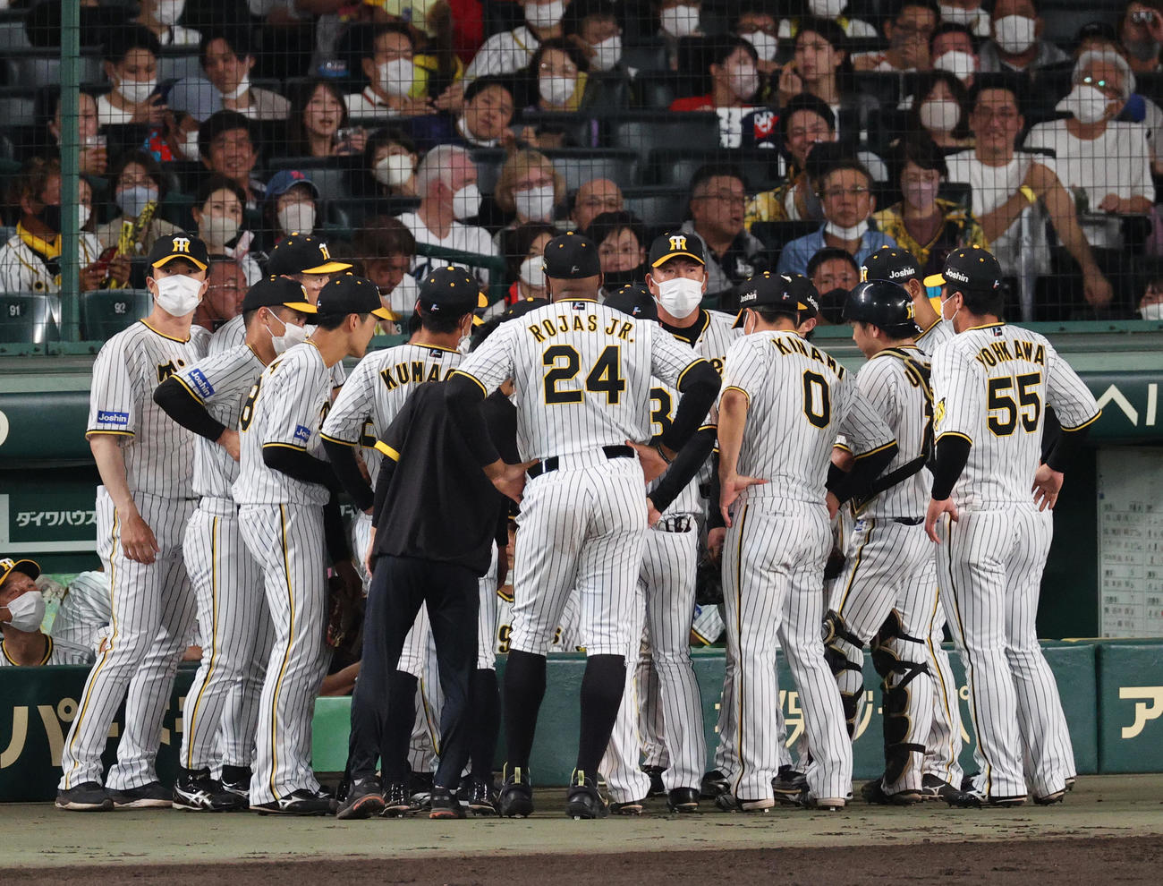 阪神対ヤクルト　4回攻撃前に円陣を組む阪神ナイン（撮影・上山淳一）