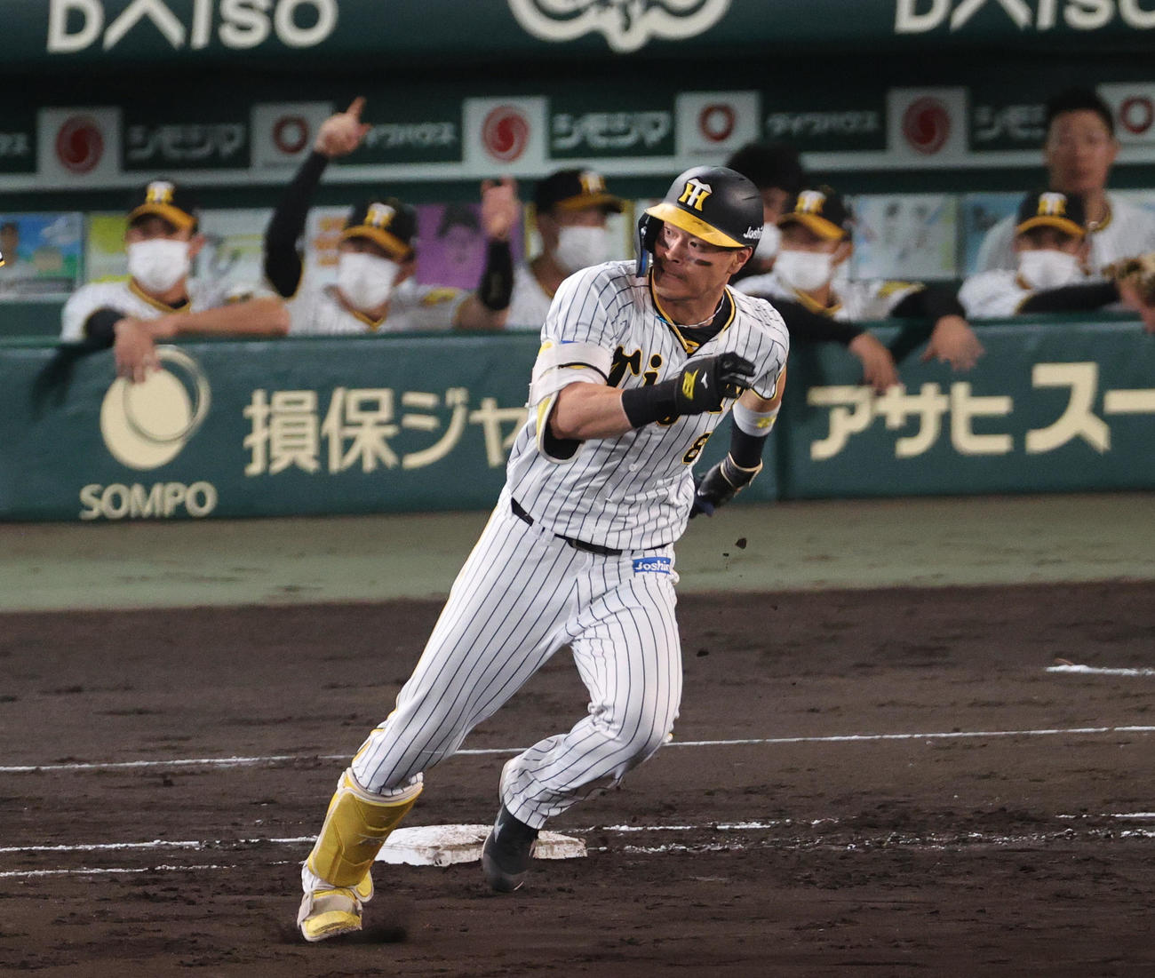 阪神対ヤクルト　5回裏阪神1死、佐藤輝は右へ二塁打を放ち二塁に向かう（撮影・上山淳一）