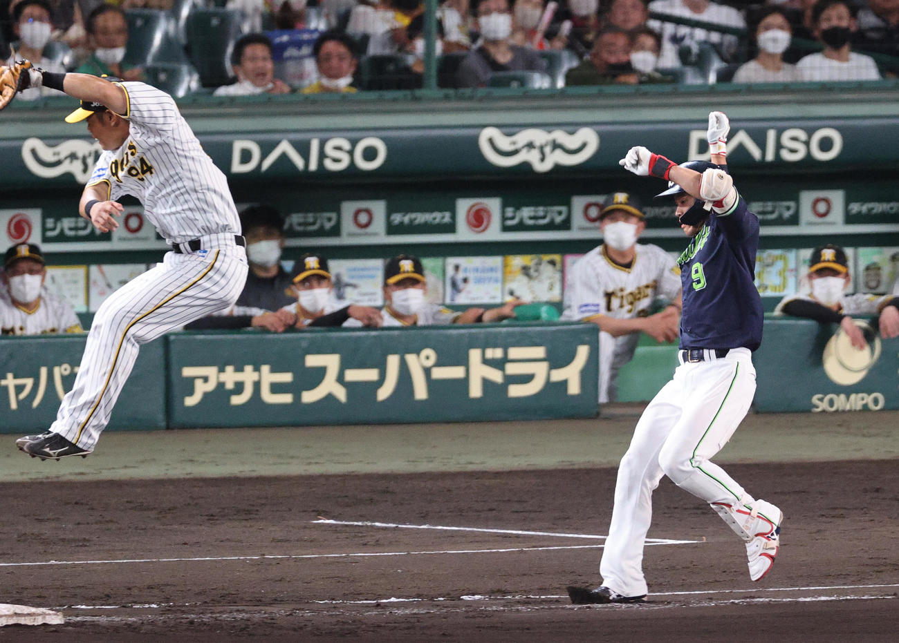 阪神対ヤクルト　6回表ヤクルト無死、塩見（右）は遊撃手中野の悪送球で二塁まで進塁する（撮影・上山淳一）