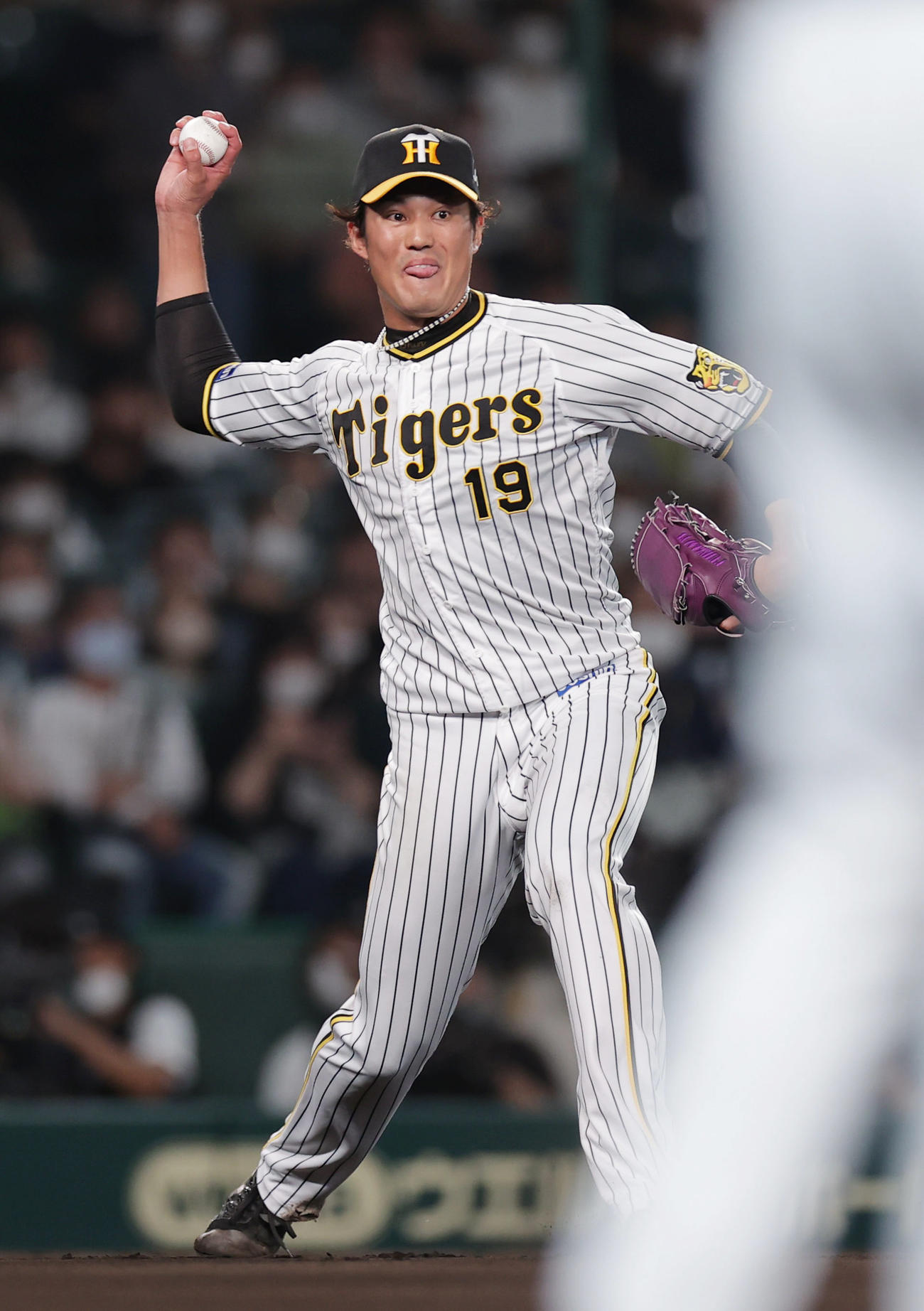 阪神対ヤクルト　6回表ヤクルト無死二塁、山崎のバントを処理し、一塁へ悪送球する藤浪（撮影・前田充）