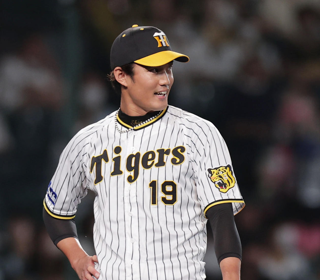 6回表ヤクルト無死二塁、一塁への悪送球で失点し悔しそうな表情を見せる藤浪（撮影・前田充）