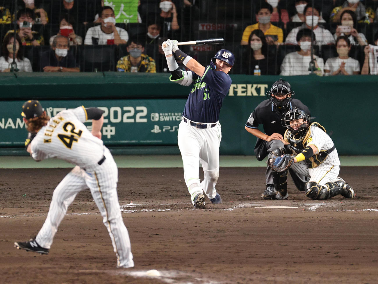 阪神対ヤクルト　8回表ヤクルト1死、村上は空振り三振に終わる。投手ケラー（撮影・上山淳一）