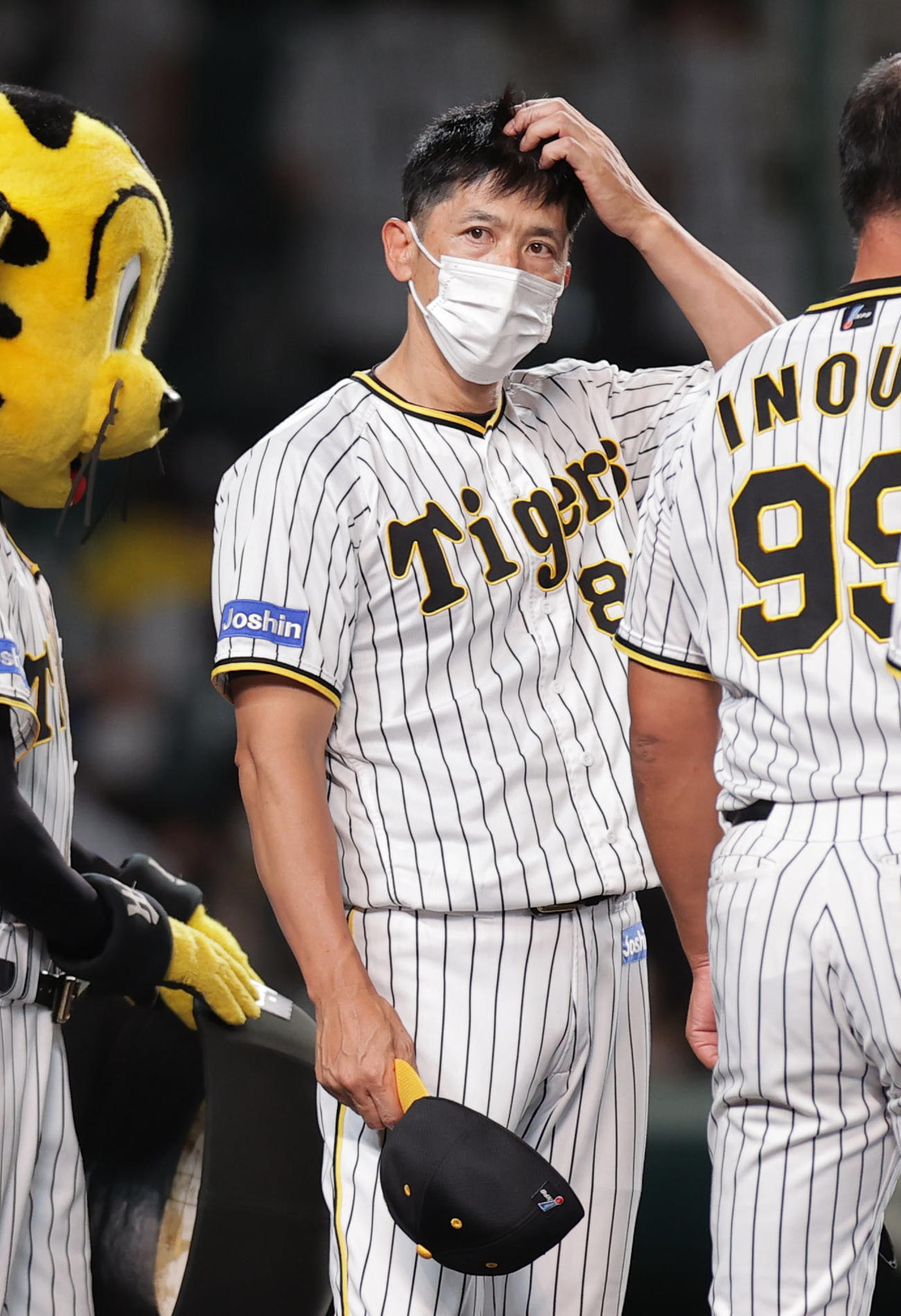 阪神対ヤクルト　ヤクルトに敗れ、スタンドのファンにあいさつする阪神矢野監督（撮影・前田充）