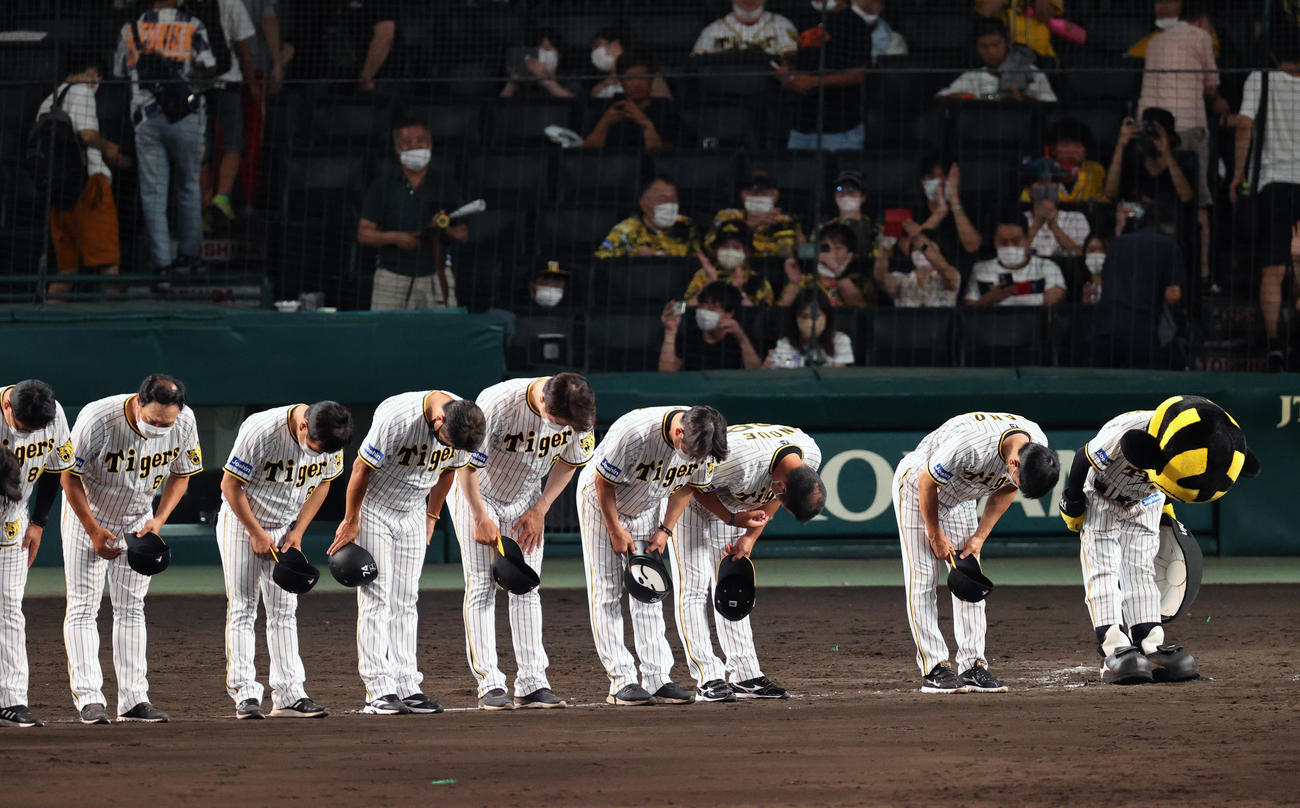 阪神対ヤクルト　ヤクルトに敗れ、グラウンドに整列しファンにあいさつする阪神矢野監督（右）ら（撮影・上山淳一）