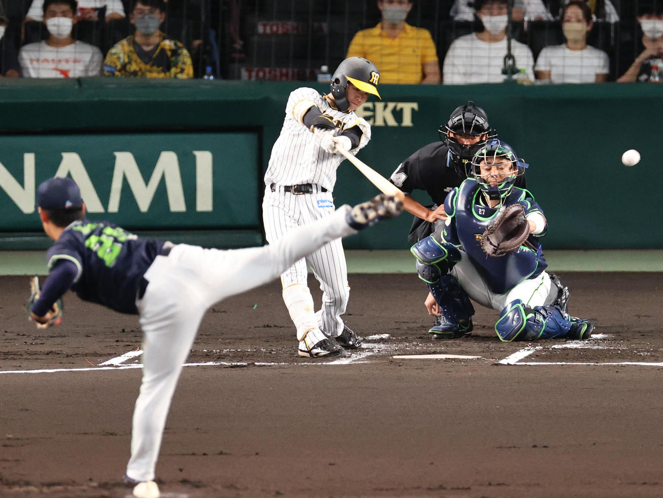 阪神対ヤクルト　1回裏阪神無死、中野は左前打を放つ（撮影・上山淳一）