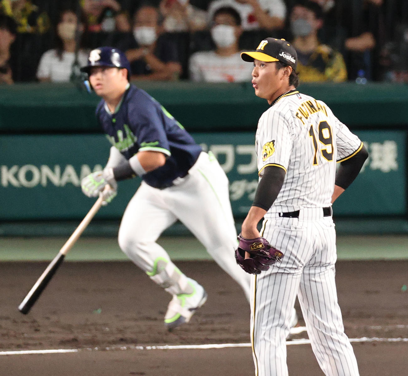 阪神対ヤクルト　2回表ヤクルト無死、藤浪（手前）は村上を右飛に仕留める（撮影・上山淳一）
