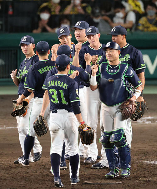 阪神対ヤクルト 阪神に勝利し喜ぶヤクルトナイン(撮影・上山淳一)