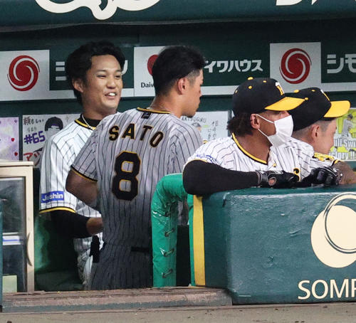 阪神対ヤクルト 阪神藤浪(左)は3回を投げ終えベンチで笑顔を見せる(撮影・上山淳一)