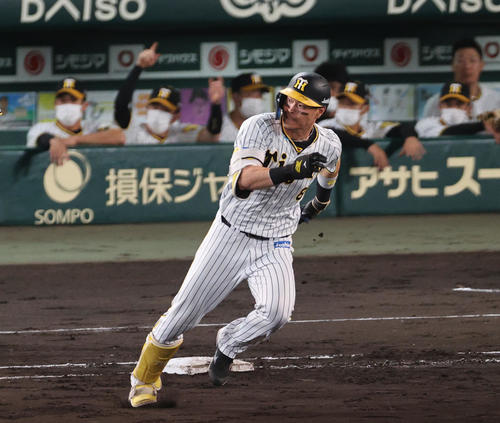 阪神対ヤクルト 5回裏阪神1死、佐藤輝は右へ二塁打を放ち二塁に向かう(撮影・上山淳一)