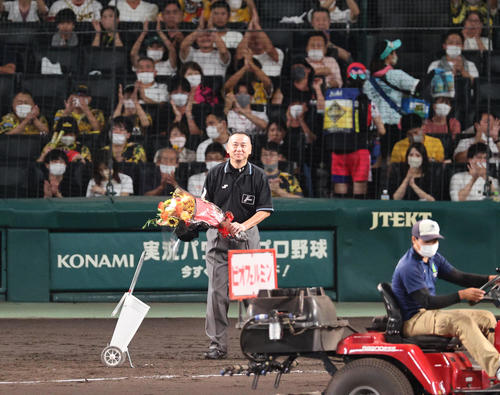 阪神対ヤクルト 橘高審判員は3000試合出場を記録し、花束を受け取る(撮影・上山淳一)