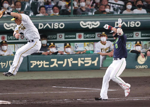 阪神対ヤクルト 6回表ヤクルト無死、塩見(右)は遊撃手中野の悪送球で二塁まで進塁する(撮影・上山淳一)