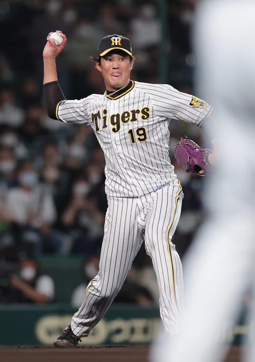 阪神対ヤクルト 6回表ヤクルト無死二塁、山崎のバントを処理し、一塁へ悪送球する藤浪(撮影・前田充)