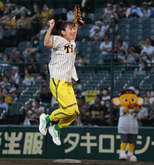 阪神対ヤクルト 「涼宮ハルヒの球宴」でファーストピッチを行う声優の茅原実里(撮影・清水貴仁)