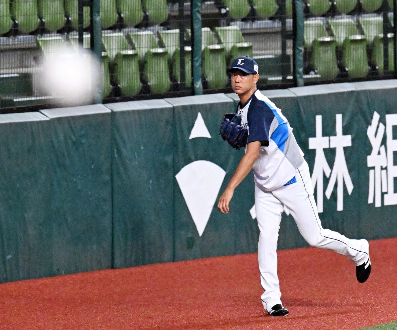 西武対楽天　試合前練習でキャッチボールする西武内海（撮影・滝沢徹郎）