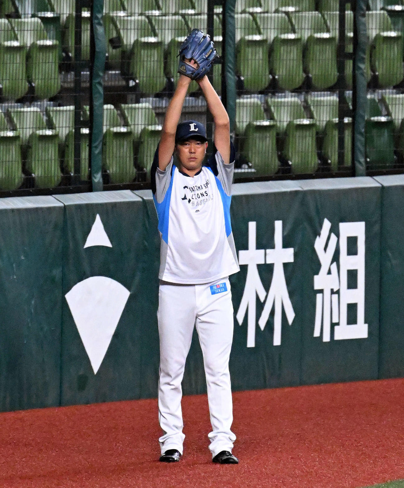 西武対楽天　試合前練習でキャッチボールする西武内海（撮影・滝沢徹郎）