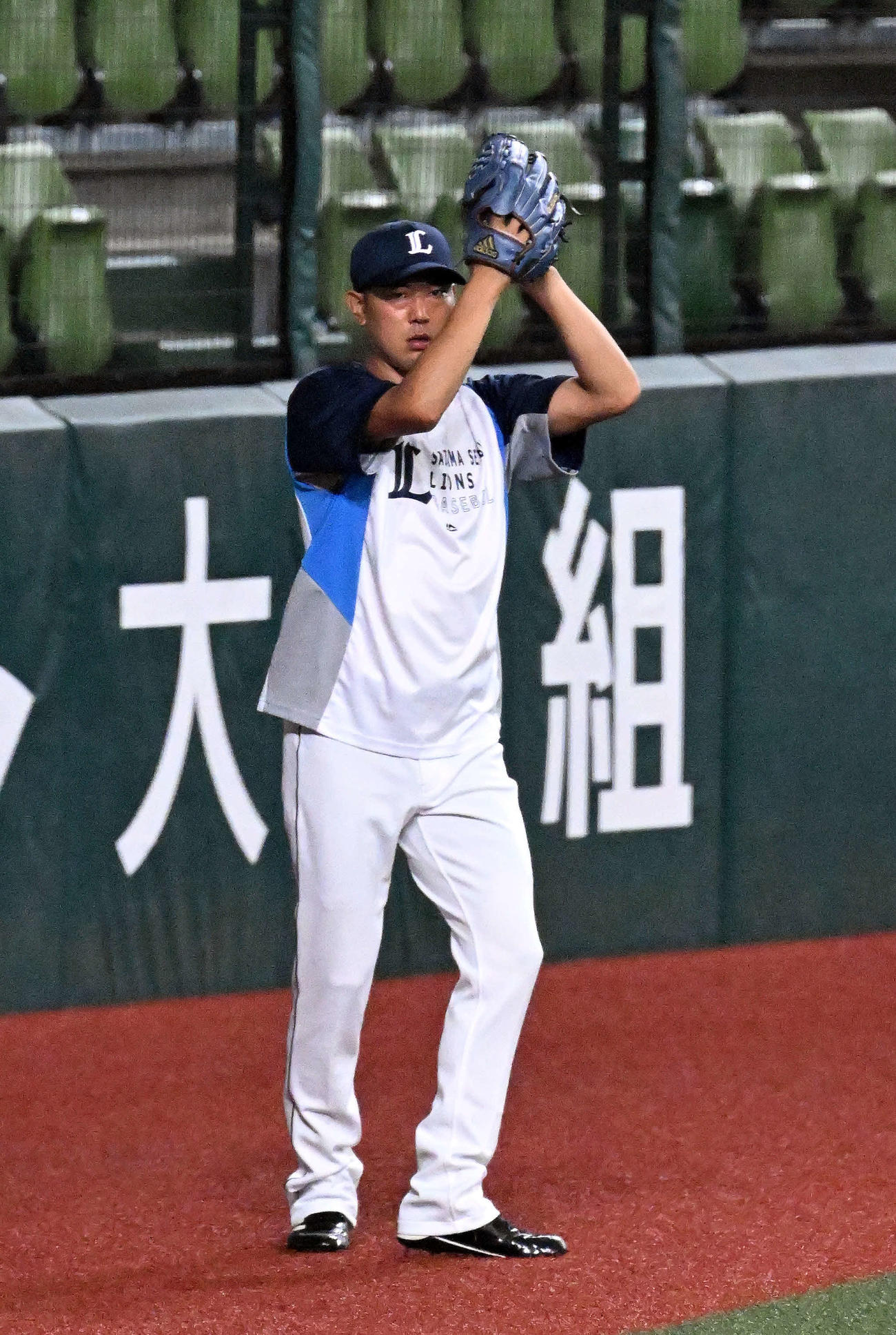 西武対楽天　試合前練習でキャッチボールする西武内海（撮影・滝沢徹郎）