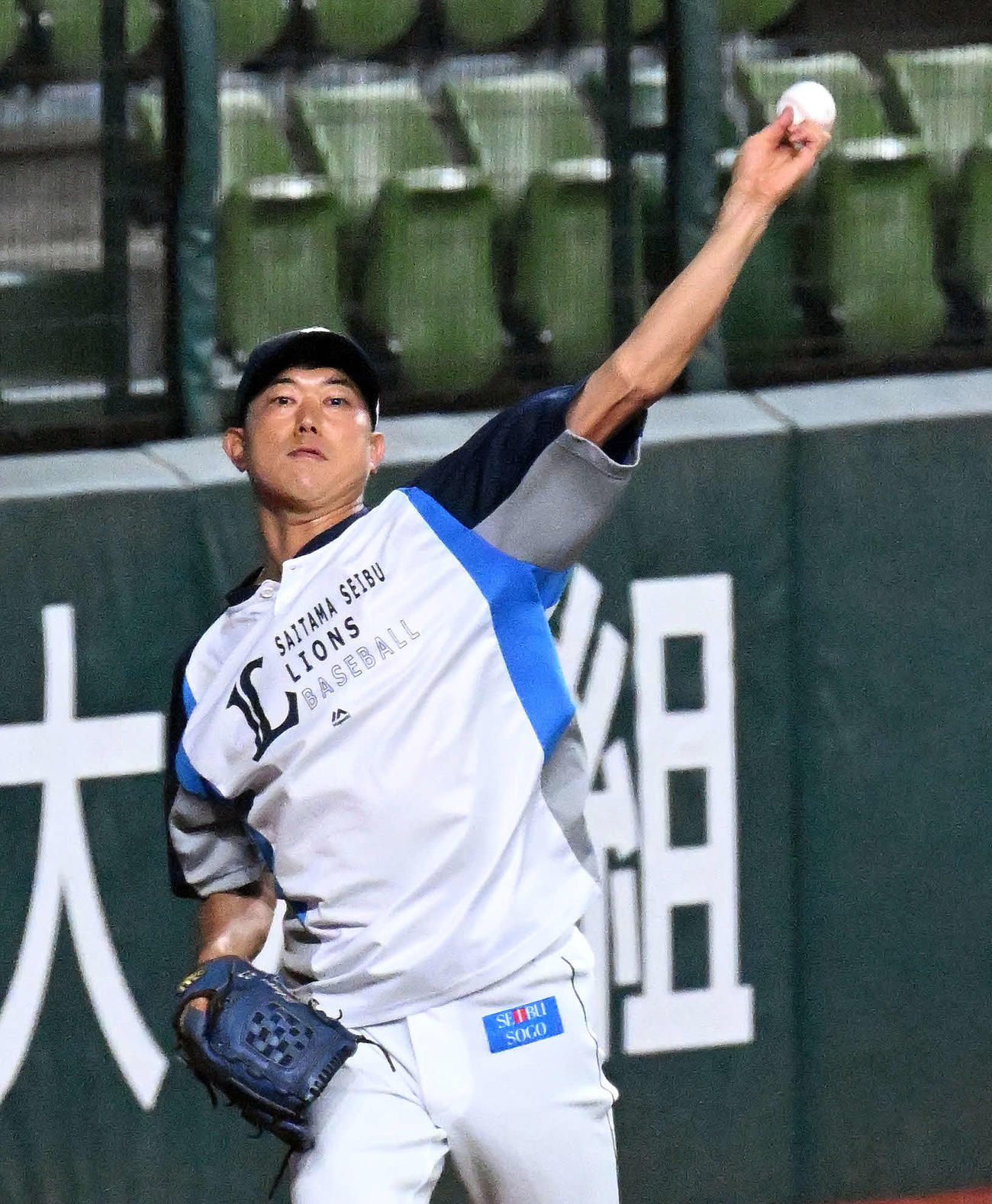 西武対楽天　試合前練習でキャッチボールする西武内海（撮影・滝沢徹郎）