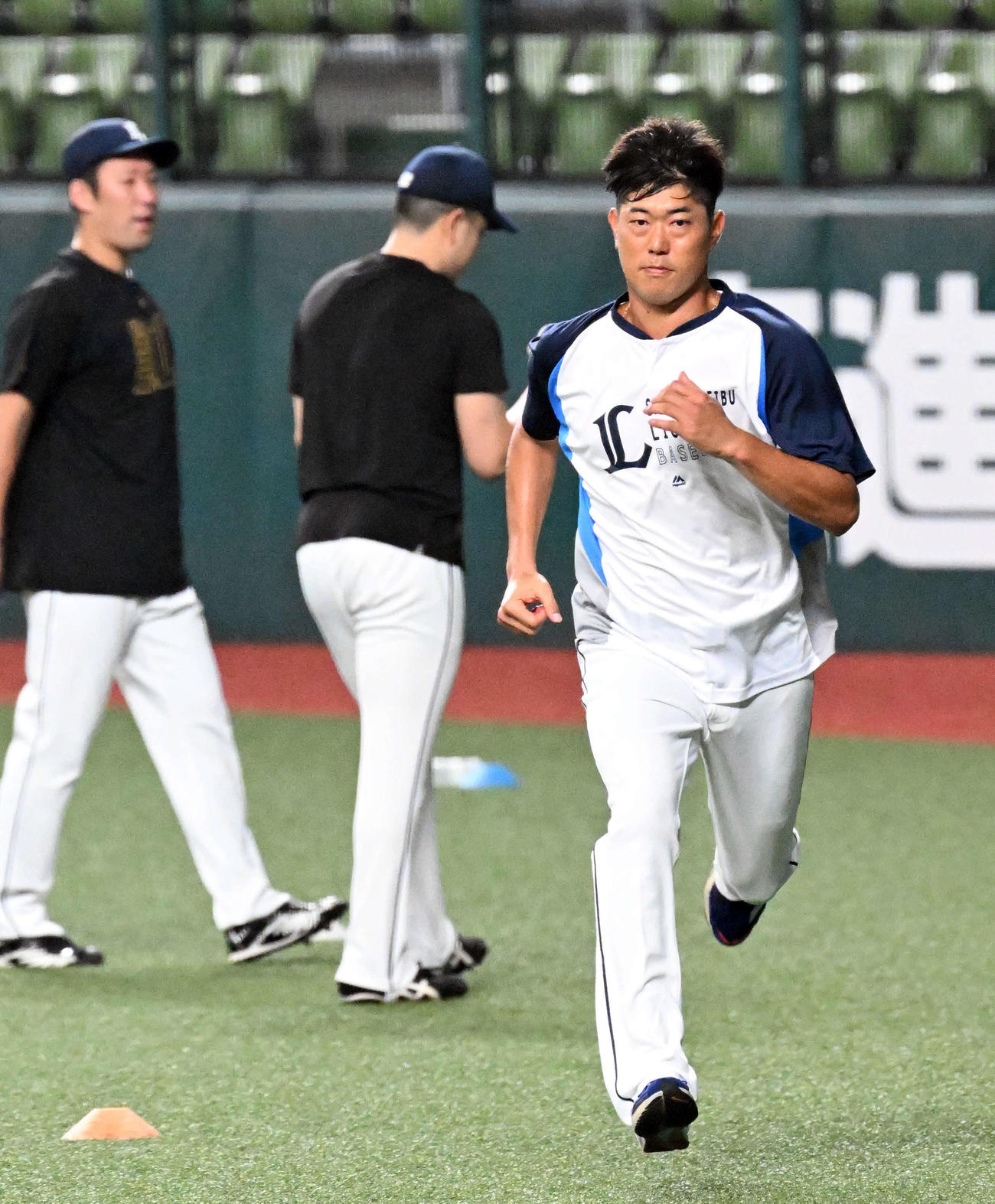 西武対楽天　試合前練習でダッシュする西武内海（撮影・滝沢徹郎）
