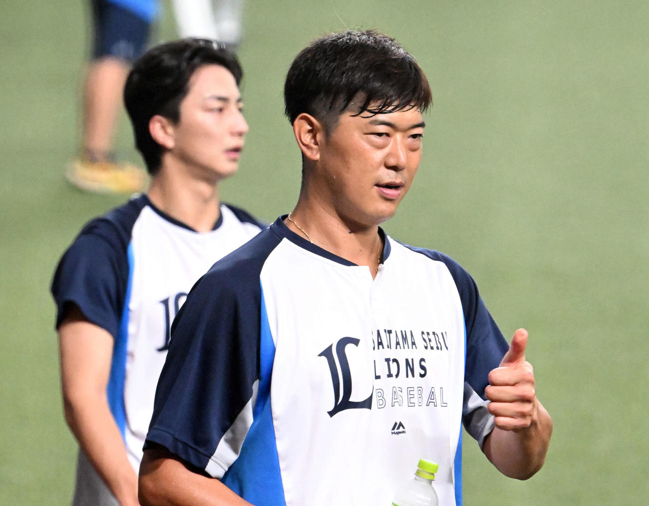 西武対楽天　試合前練習でサムズアップする西武内海（手前）（撮影・滝沢徹郎）