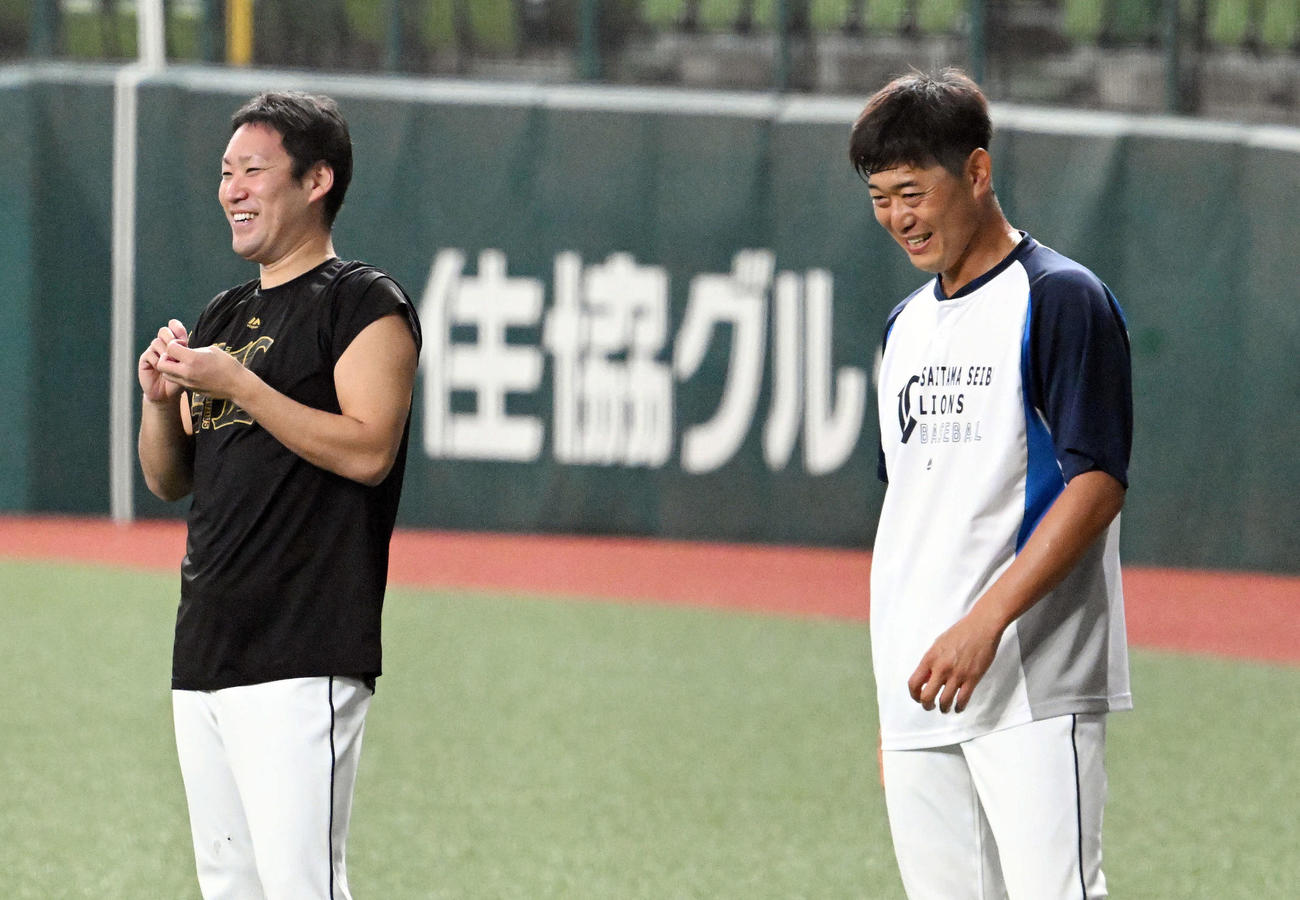 西武対楽天　試合前練習で談笑する西武内海（右）と増田（撮影・滝沢徹郎）
