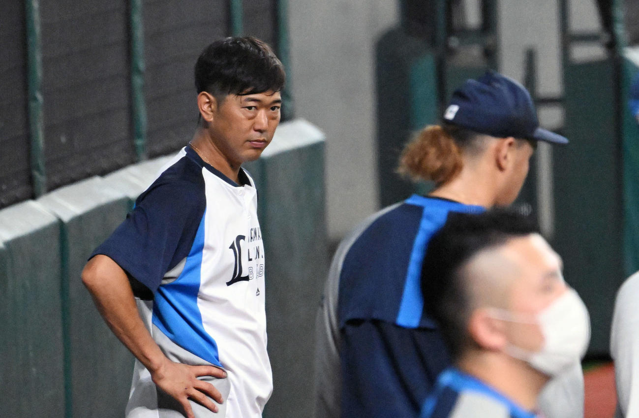 西武対楽天　試合前練習で西武内海（左）は高橋（中央）を見つめる（撮影・滝沢徹郎）