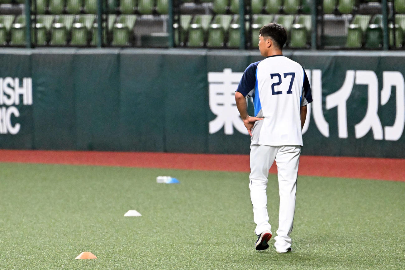 西武対楽天　試合前練習でキャッチボールする西武内海（撮影・滝沢徹郎）