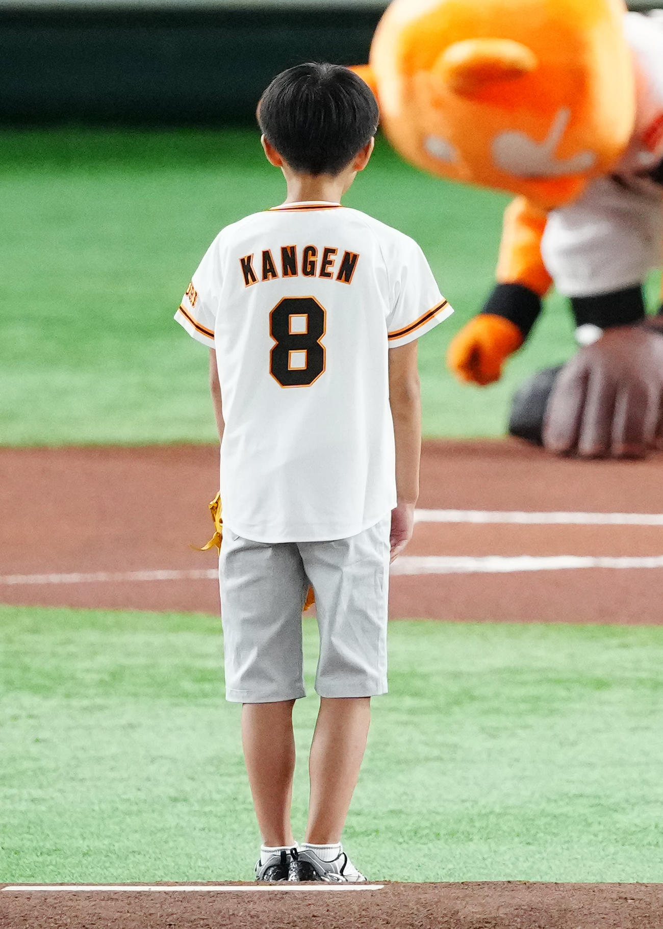 巨人対DeNA　試合前、始球式に臨む堀越勸玄君の背番号は「8」（撮影・江口和貴）