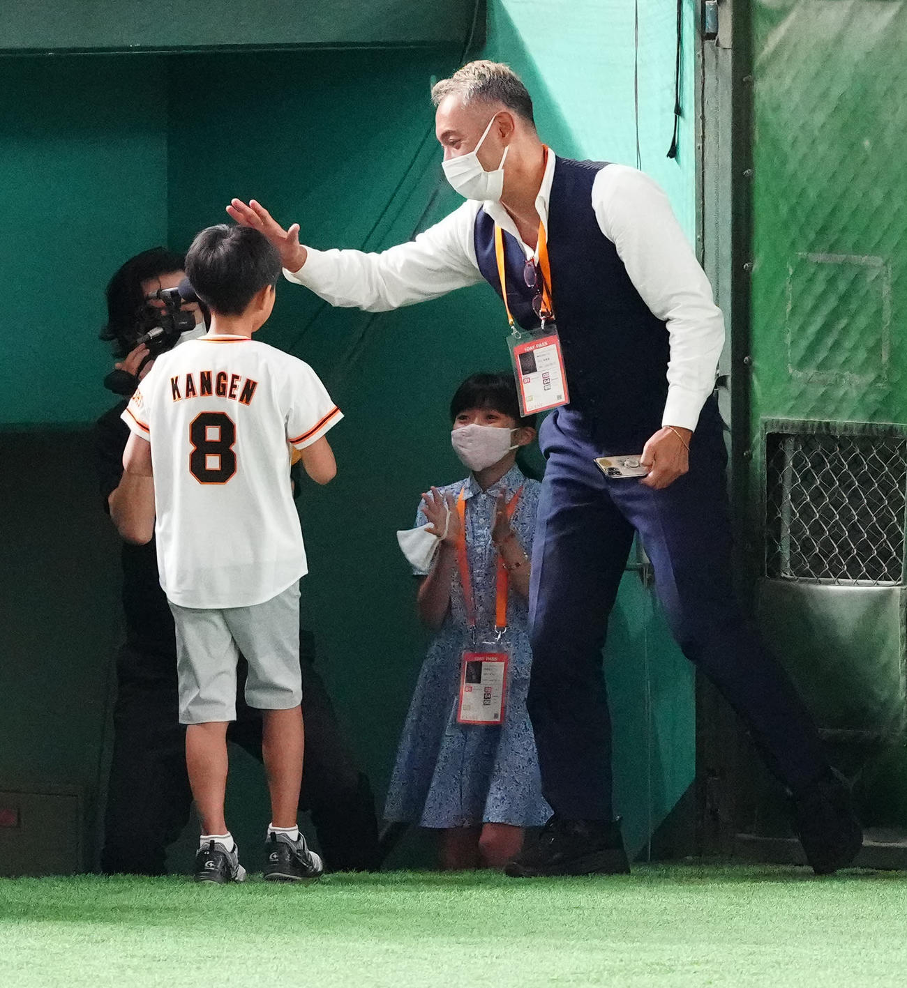 巨人対DeNA　試合前、始球式を終えた堀越勸玄君（左）を迎える歌舞伎役者の市川海老蔵。中央は市川ぼたん（撮影・江口和貴）