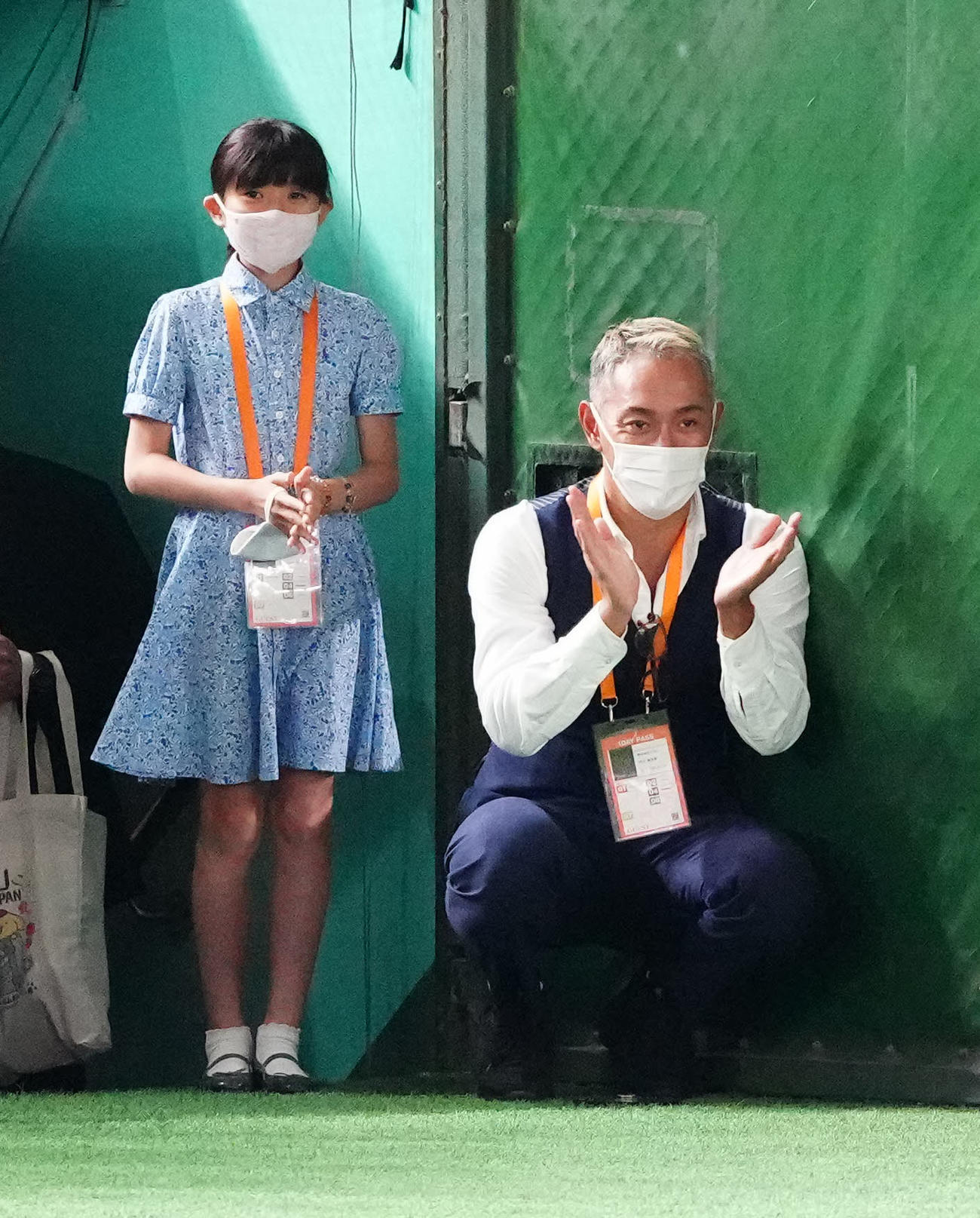 巨人対DeNA　試合前、始球式に臨む堀越勸玄君に拍手する歌舞伎役者の市川海老蔵（右）と市川ぼたん（撮影・江口和貴）