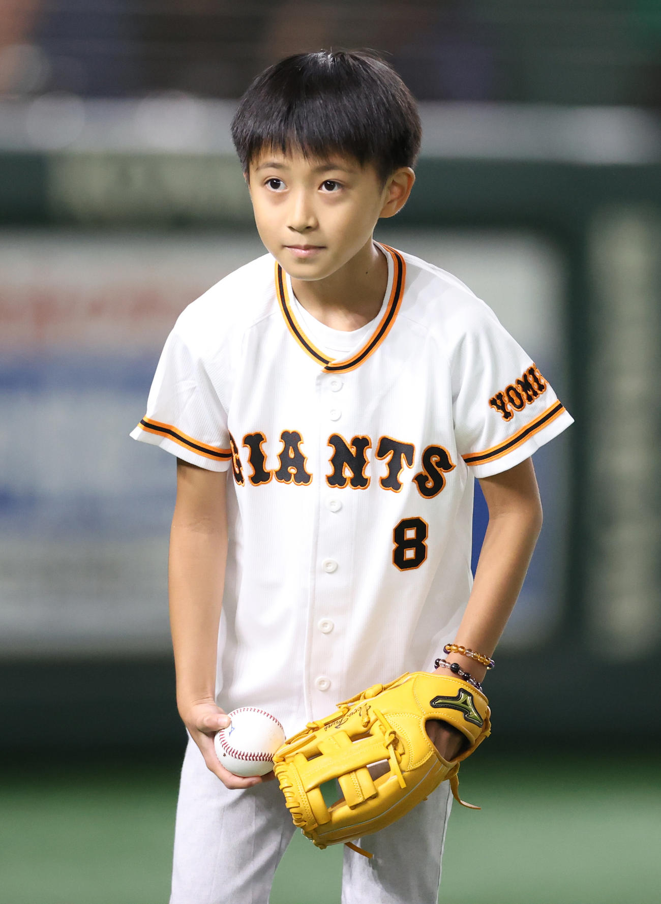 巨人対DeNA　始球式を務めた11代目市川海老蔵の長男の堀越勸玄くん（撮影・狩俣裕三）
