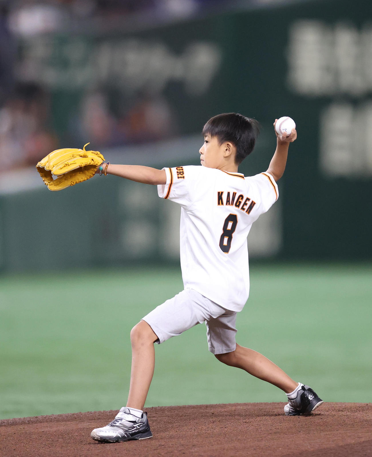 巨人対DeNA　始球式を務める11代目市川海老蔵の長男の堀越勸玄くん（撮影・狩俣裕三）