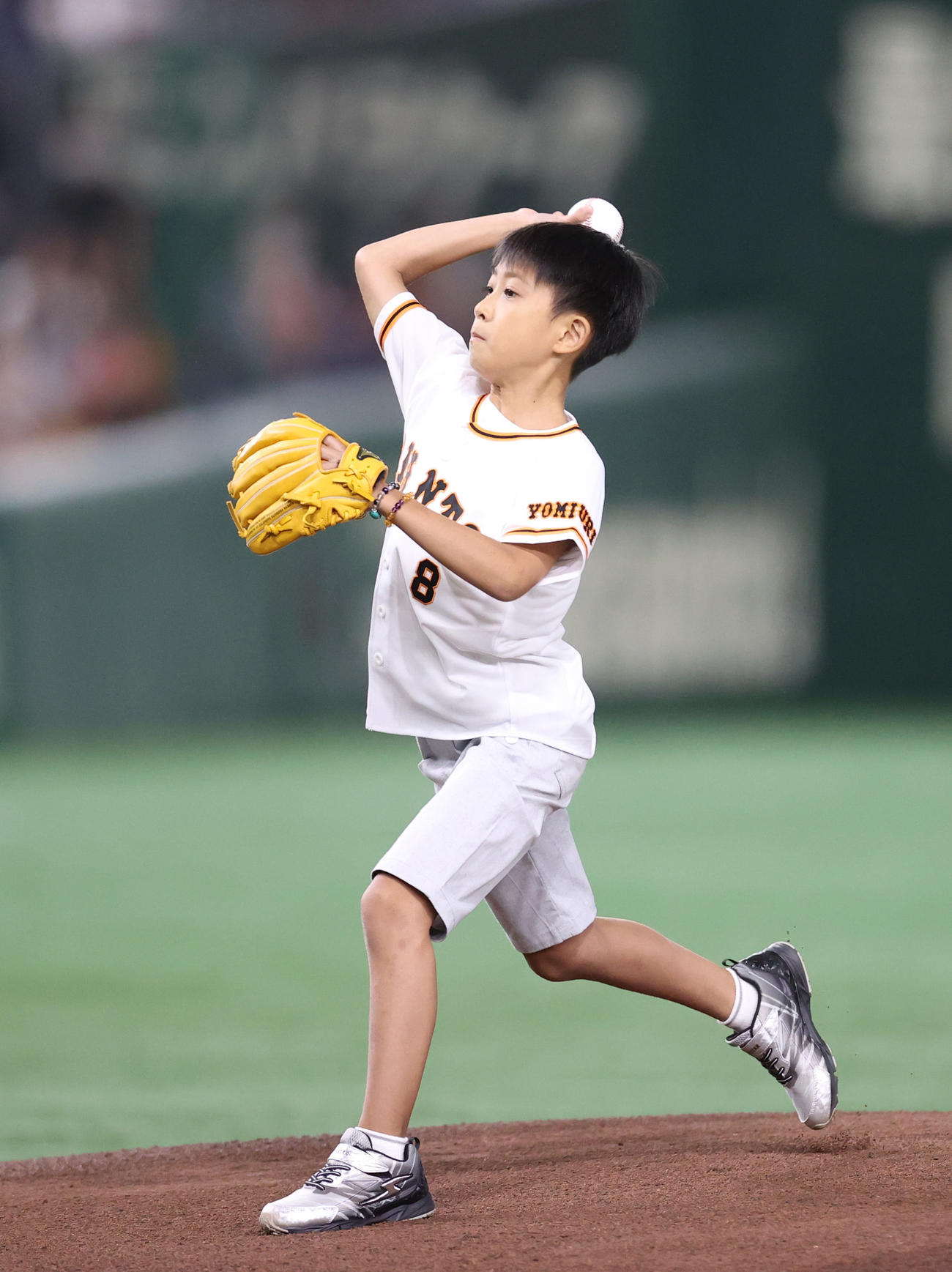 巨人対DeNA　始球式を務める11代目市川海老蔵の長男の堀越勸玄くん（撮影・狩俣裕三）