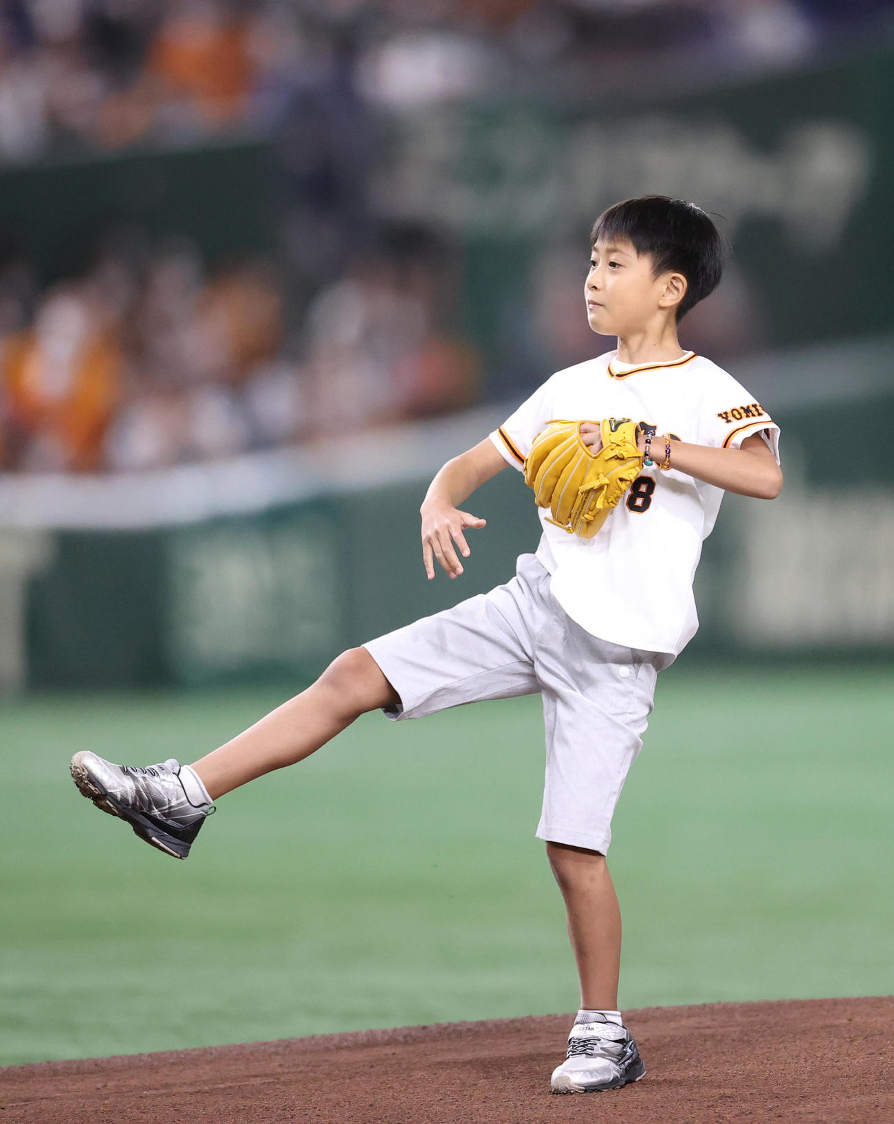巨人対DeNA　始球式を務める11代目市川海老蔵の長男の堀越勸玄くん（撮影・狩俣裕三）