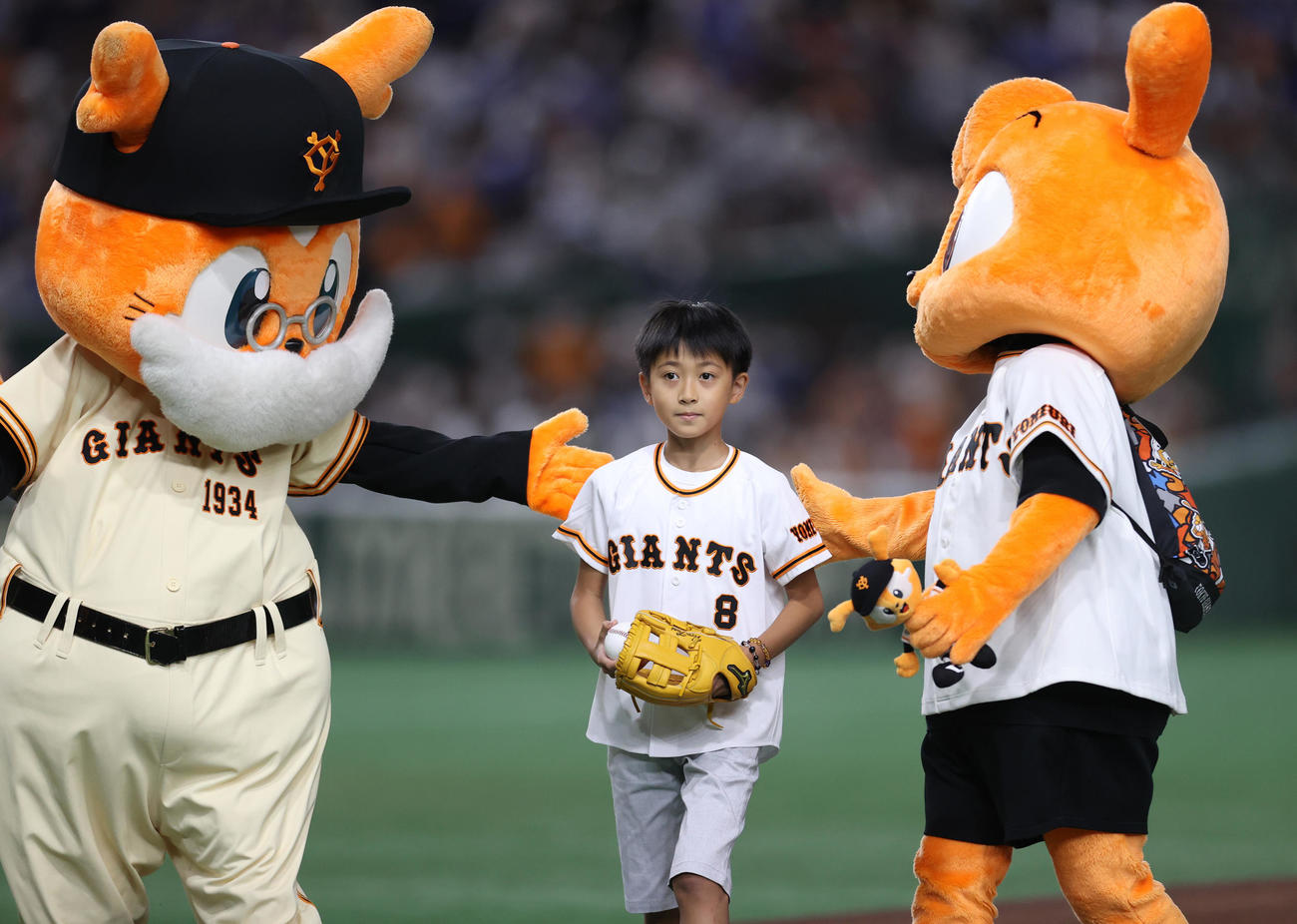 巨人対DeNA　始球式を務めた11代目市川海老蔵の長男の堀越勸玄くん（撮影・狩俣裕三）