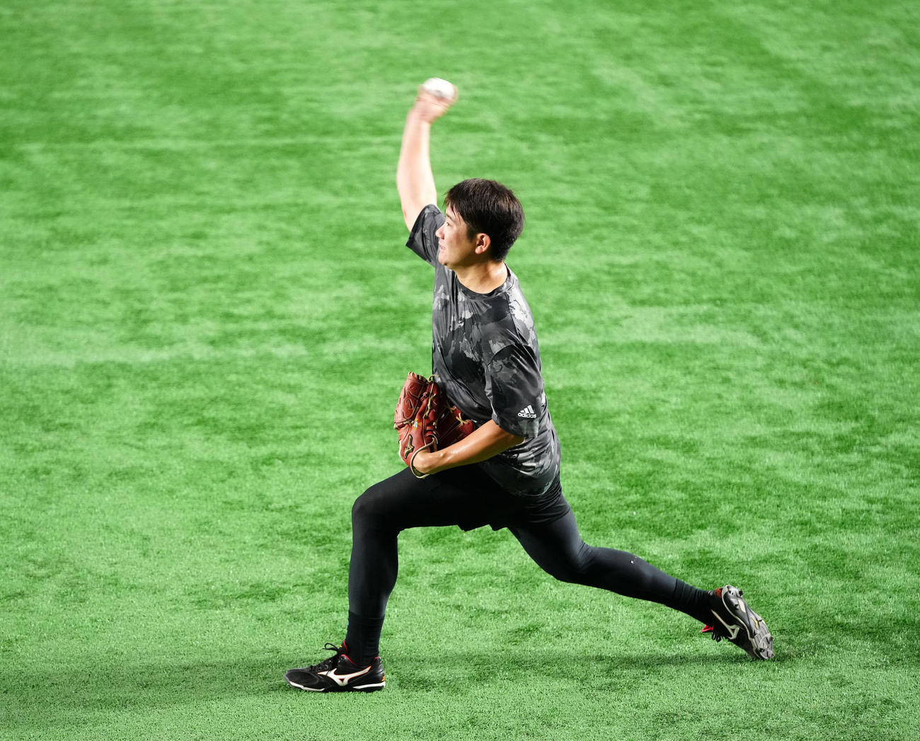 巨人対DeNA　試合前練習でキャッチボールする巨人菅野（撮影・江口和貴）