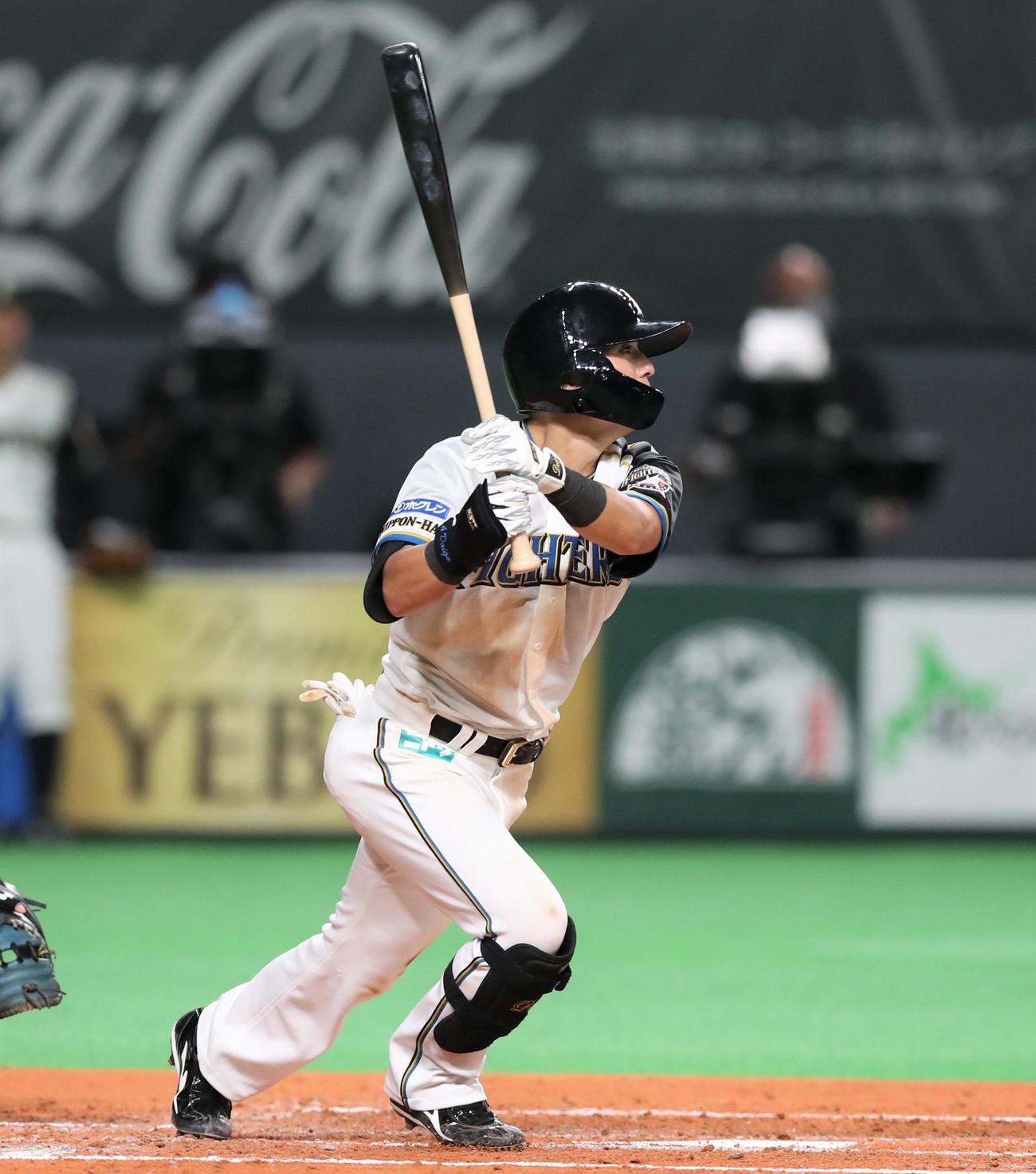 日本ハム対ロッテ　2回裏日本ハム2死一、二塁、右中間に2点適時三塁打を放つ上川畑（撮影・黒川智章）