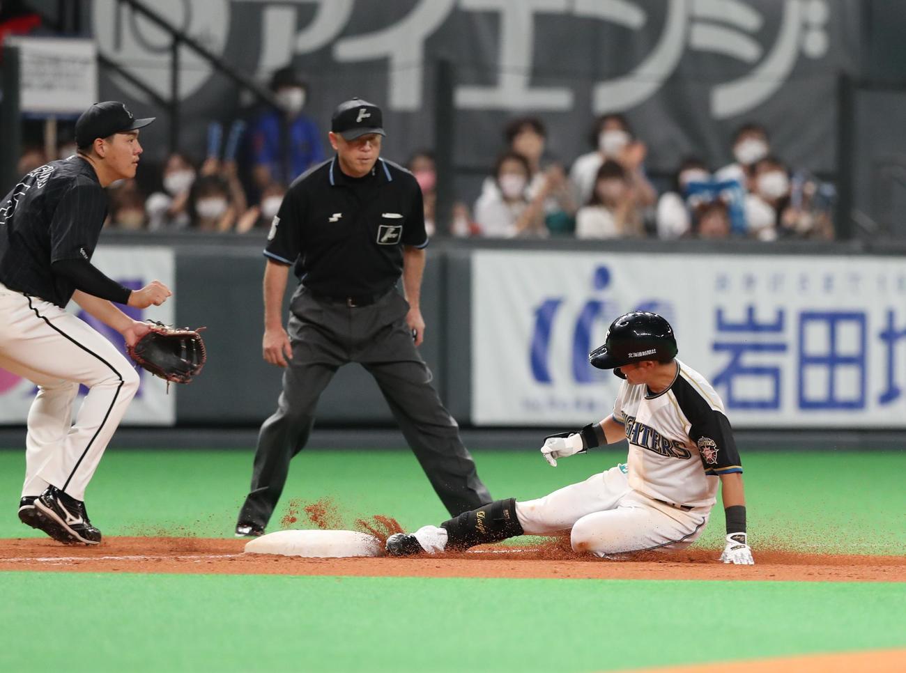 日本ハム対ロッテ　2回裏日本ハム2死一、二塁、右中間に2点適時三塁打を放つ上川畑（撮影・黒川智章）