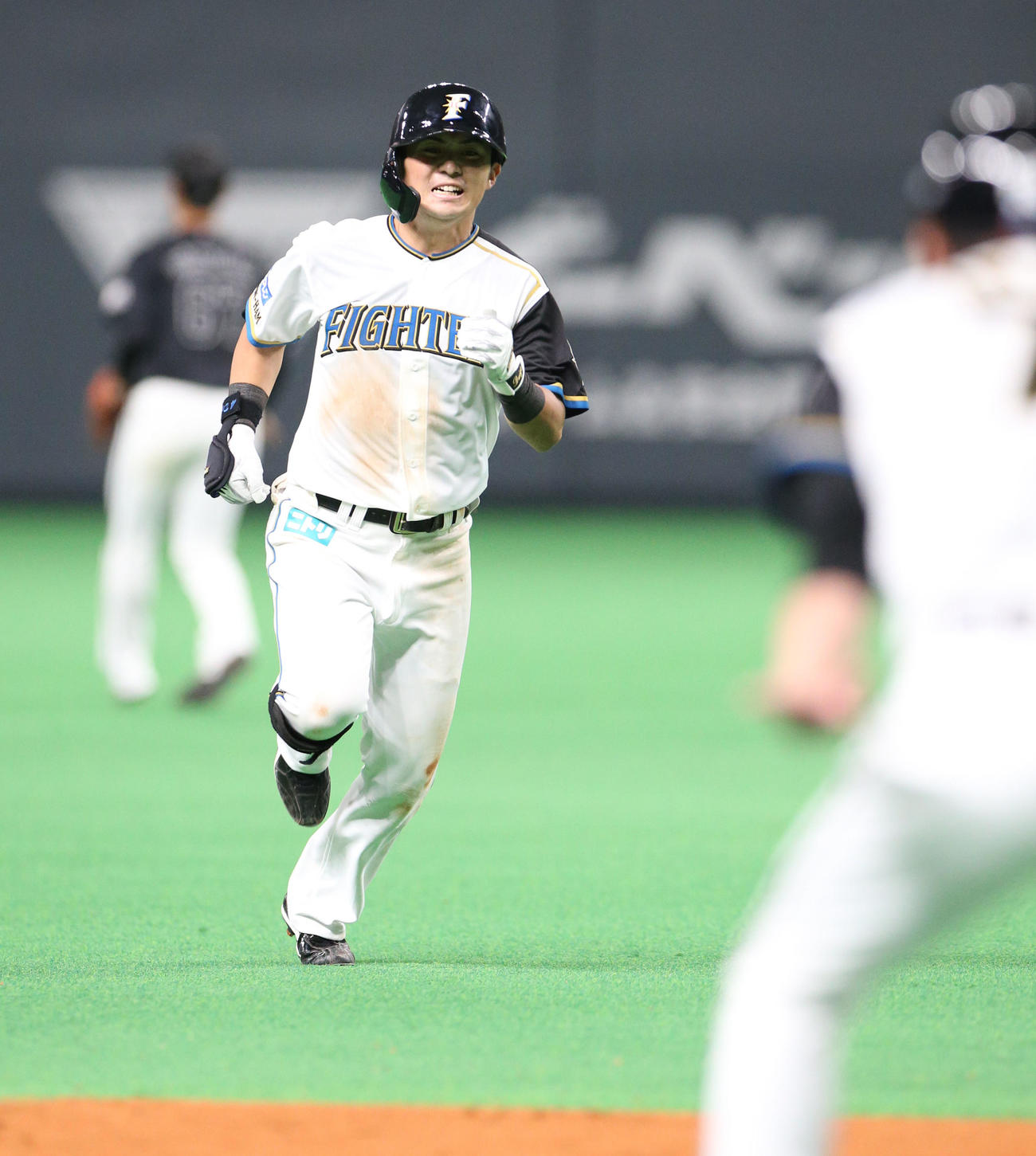 日本ハム対ロッテ　2回裏日本ハム2死一、二塁、勝ち越しとなる適時三塁打を放ち三塁に向かう上川畑（撮影・佐藤翔太）