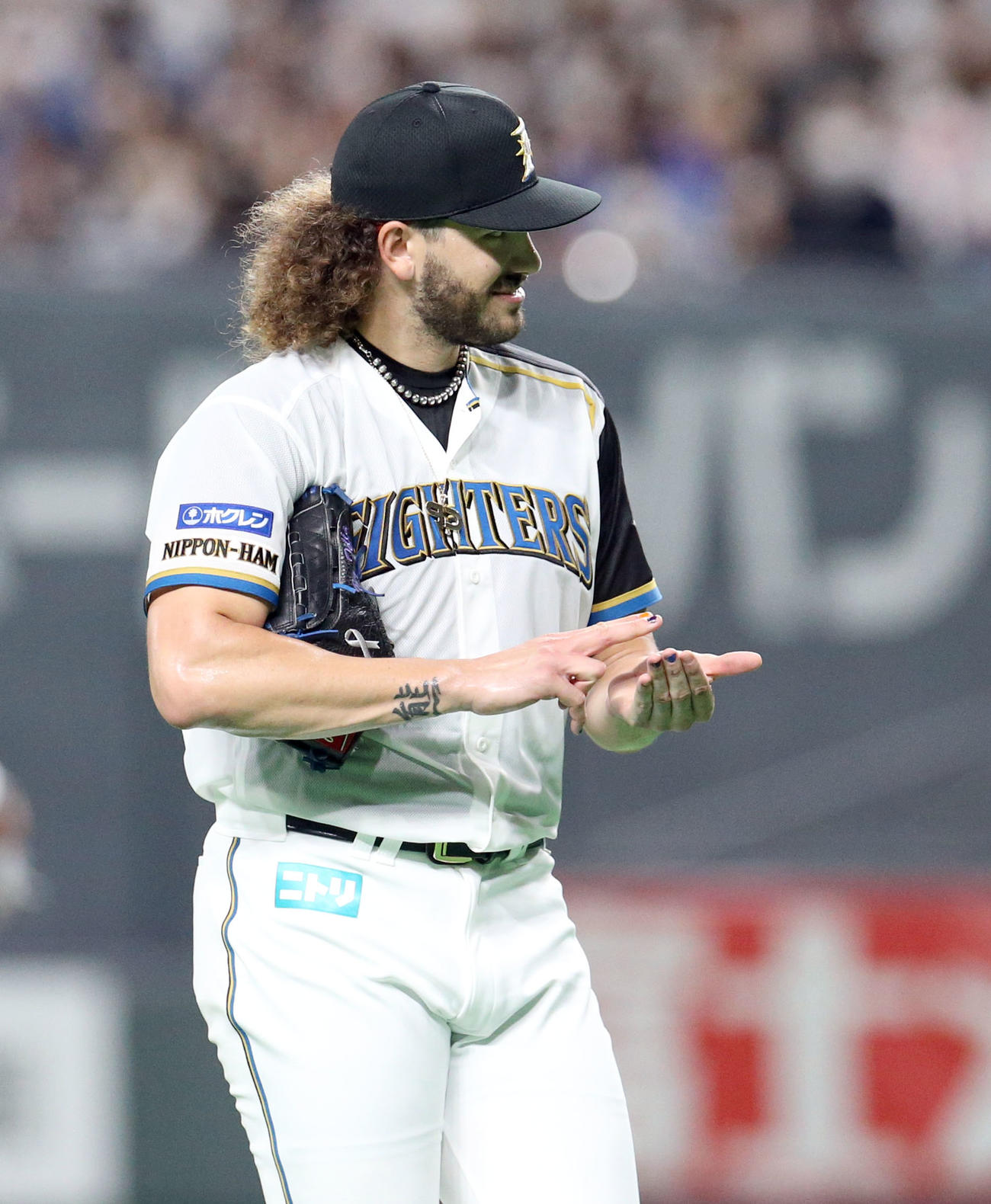 日本ハム対ロッテ　1回表ロッテ2死一、二塁、レアードを見逃し三振にとり「すしポーズ」をするポンセ（撮影・佐藤翔太）
