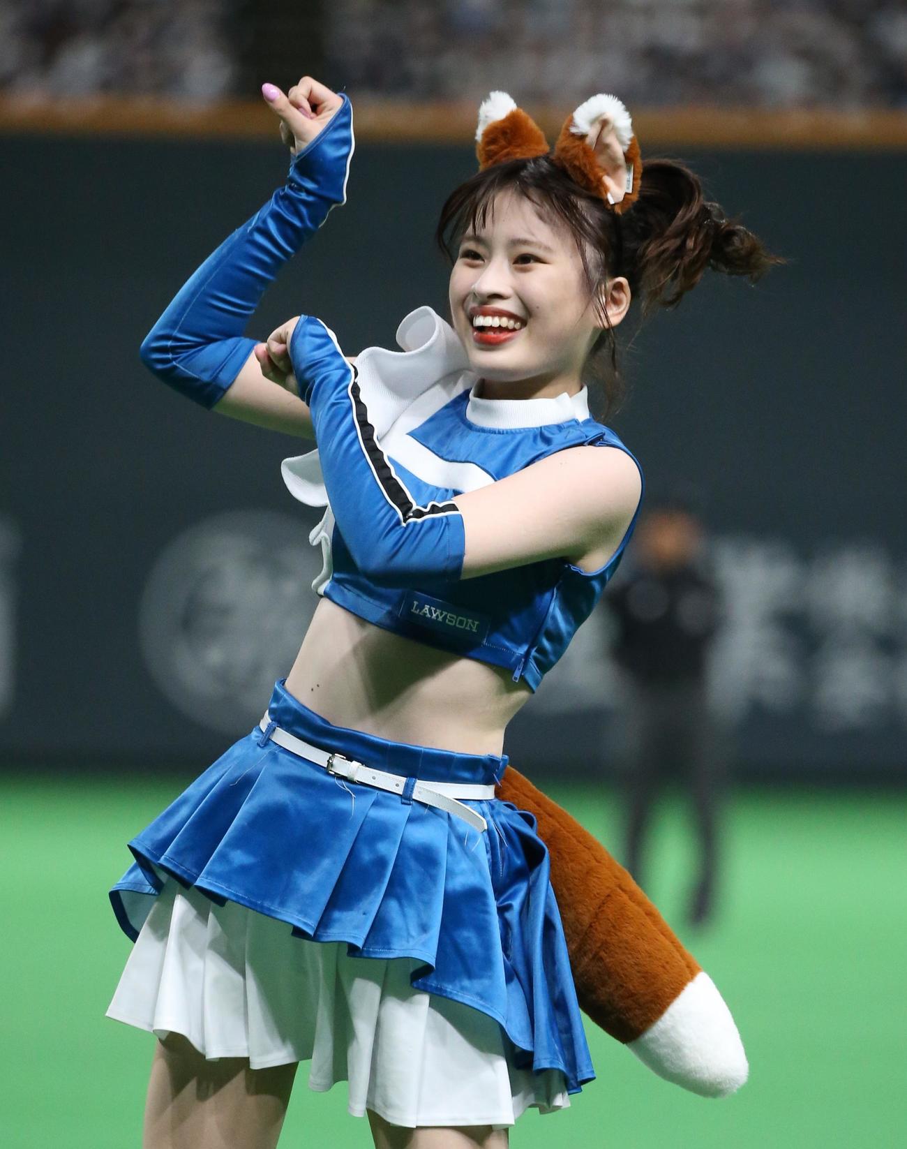日本ハム対ロッテ　「きつねダンス」を踊るファイターズガール（撮影・黒川智章）