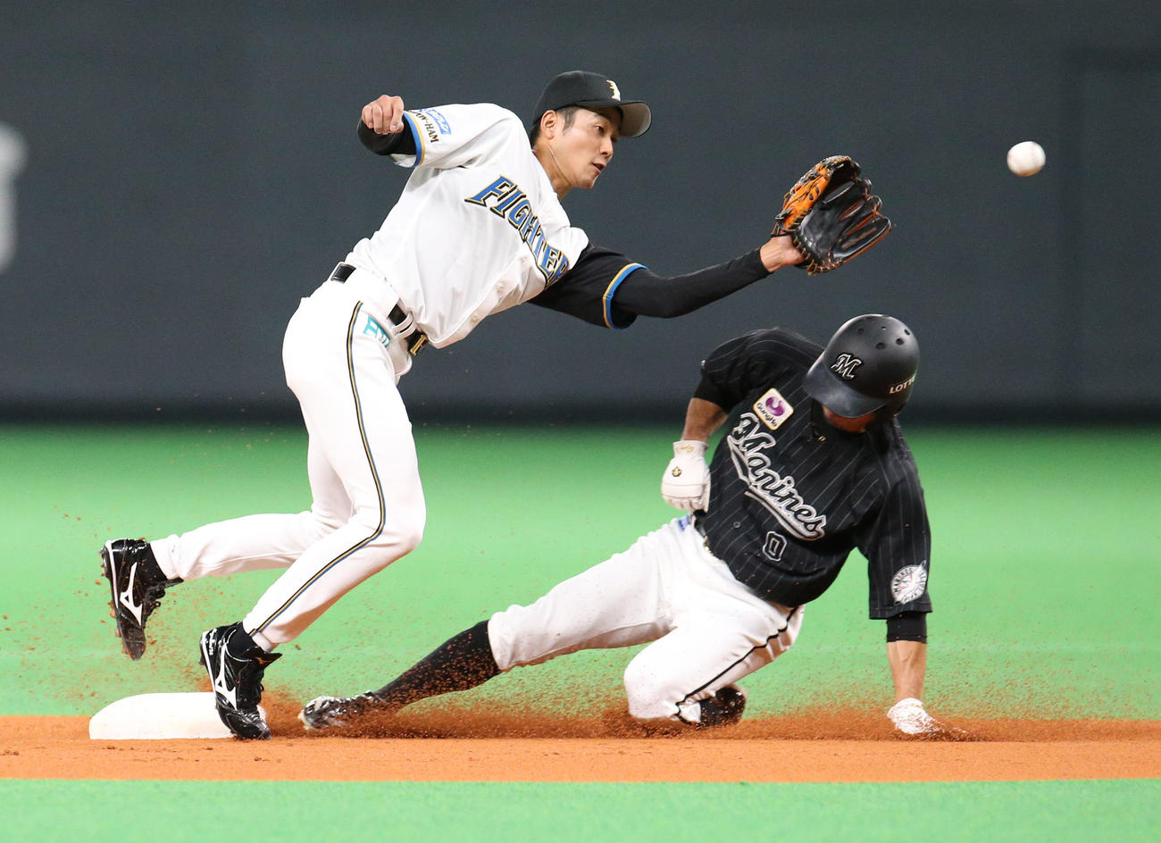 日本ハム対ロッテ　1回表ロッテ1死一塁、盗塁を決める荻野（撮影・佐藤翔太）