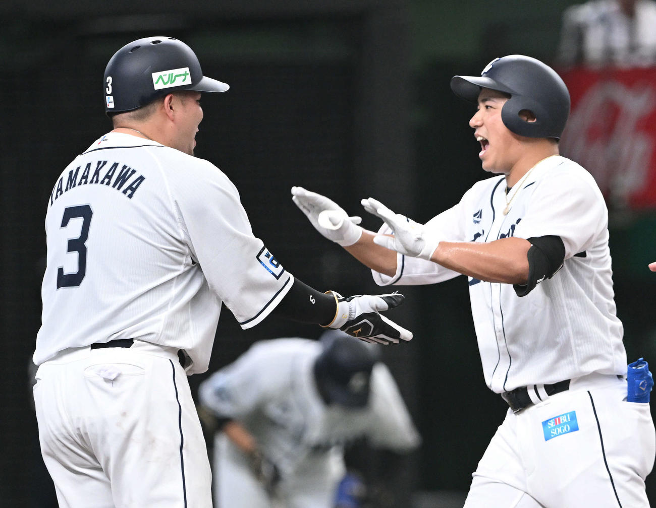 西武対楽天　4回裏西武無死一、二塁、3点本塁打を放った愛斗（右）は生還し山川とタッチを交わす（撮影・滝沢徹郎）