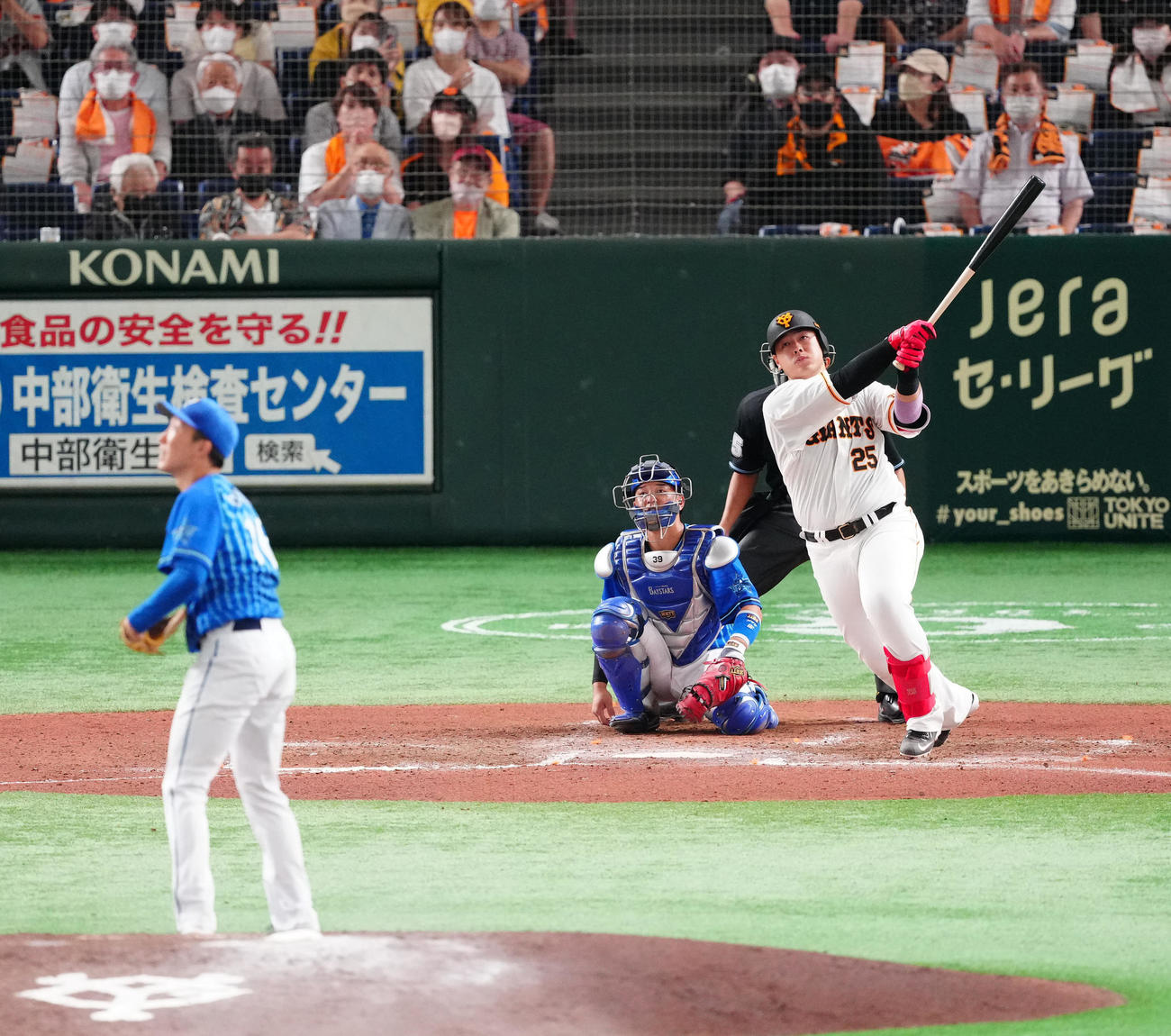 巨人対DeNA 6回裏巨人無死、右中間にソロ本塁打を放つ岡本和。投手大貫（撮影・江口和貴）