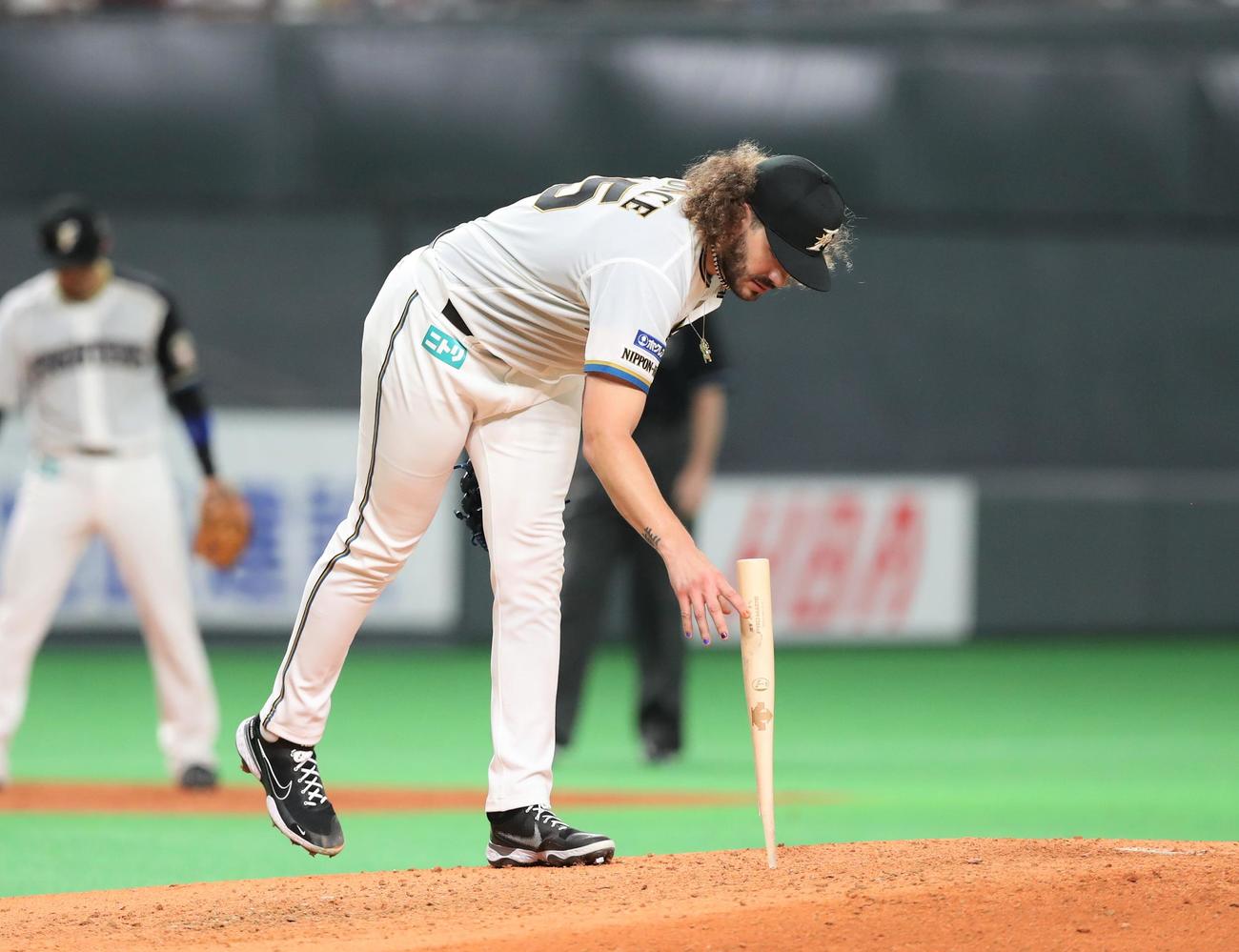日本ハム対ロッテ　4回表ロッテ1死一、二塁、折れた荻野のバットをマウンドに突き刺すポンセ（撮影・黒川智章）